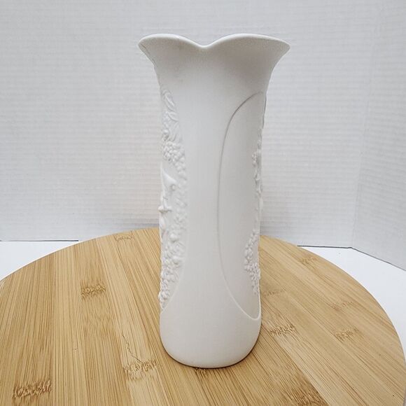 AK Kaiser Bisque Vase LADY ON BENCH Romantic Pastoral Scene Signed M.Frey 0316 - Picture 4 of 15